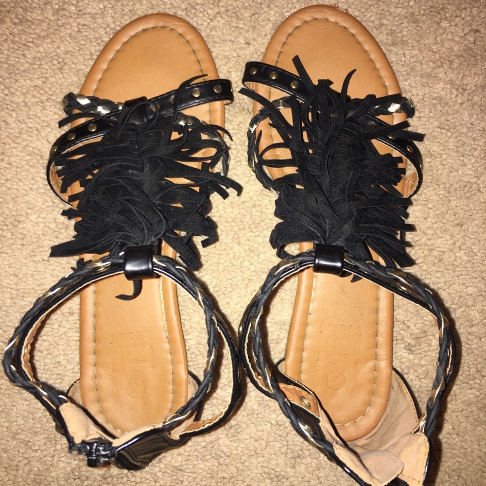 FRINGE SANDALS !